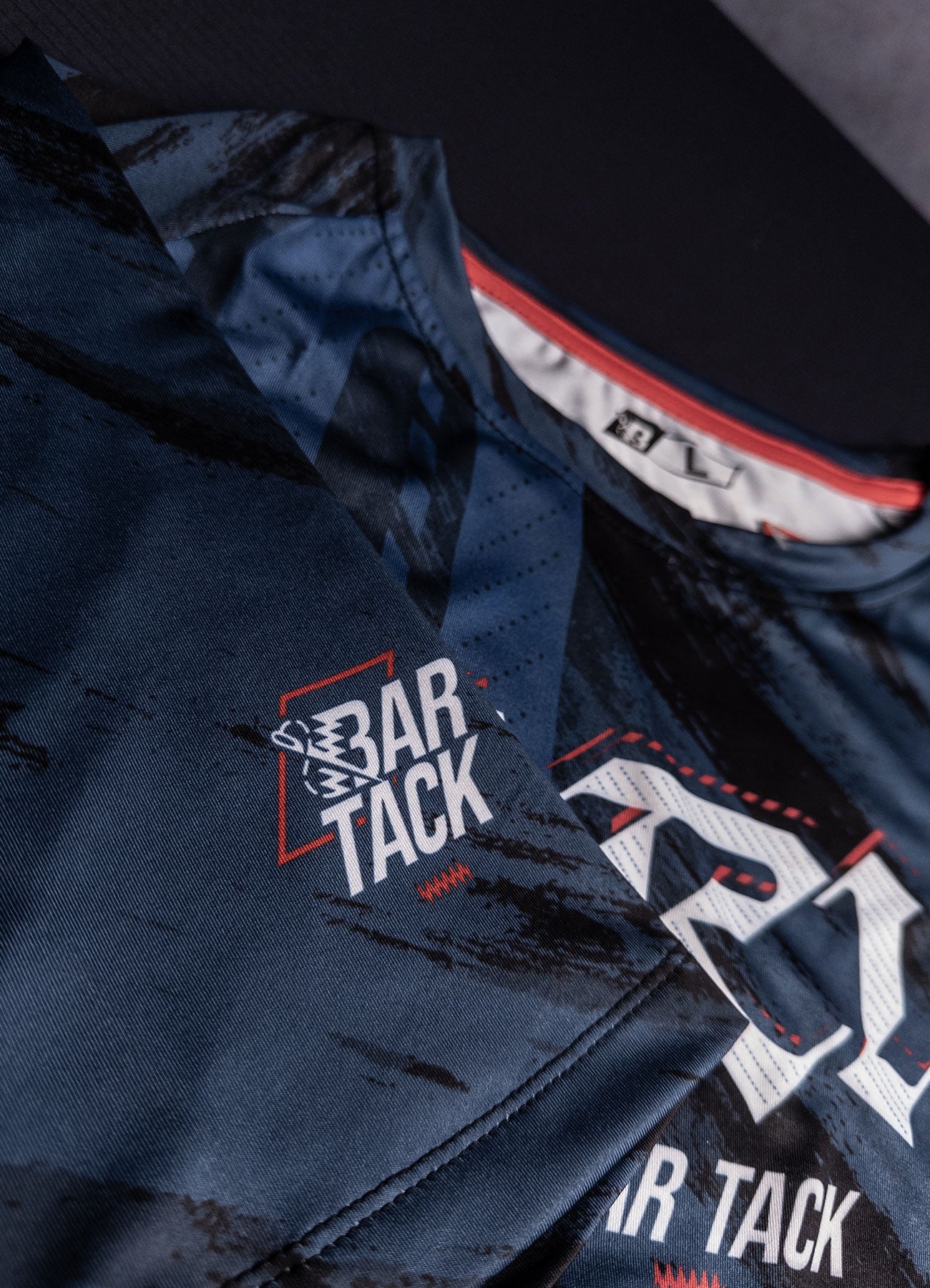 T-Shirt DryMax™ Lite Bar Tack „Warfare“ Paris Edition – Marineblau