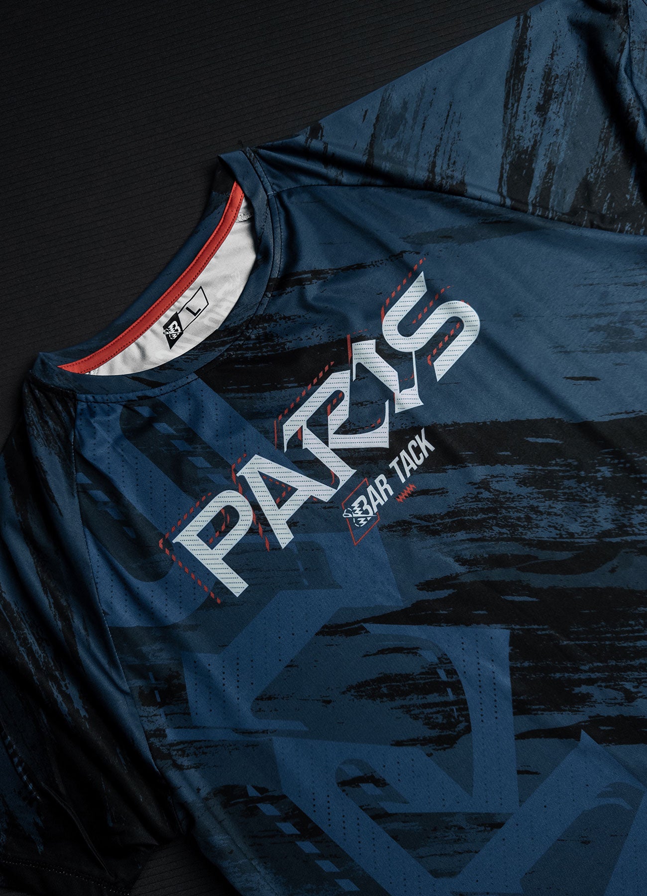 T-Shirt DryMax™ Lite Bar Tack „Warfare“ Paris Edition – Marineblau