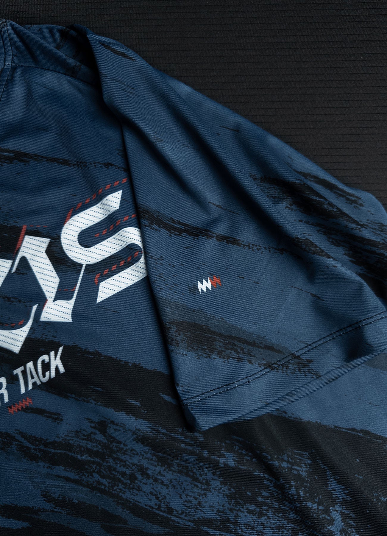 T-Shirt DryMax™ Lite Bar Tack „Warfare“ Paris Edition – Marineblau