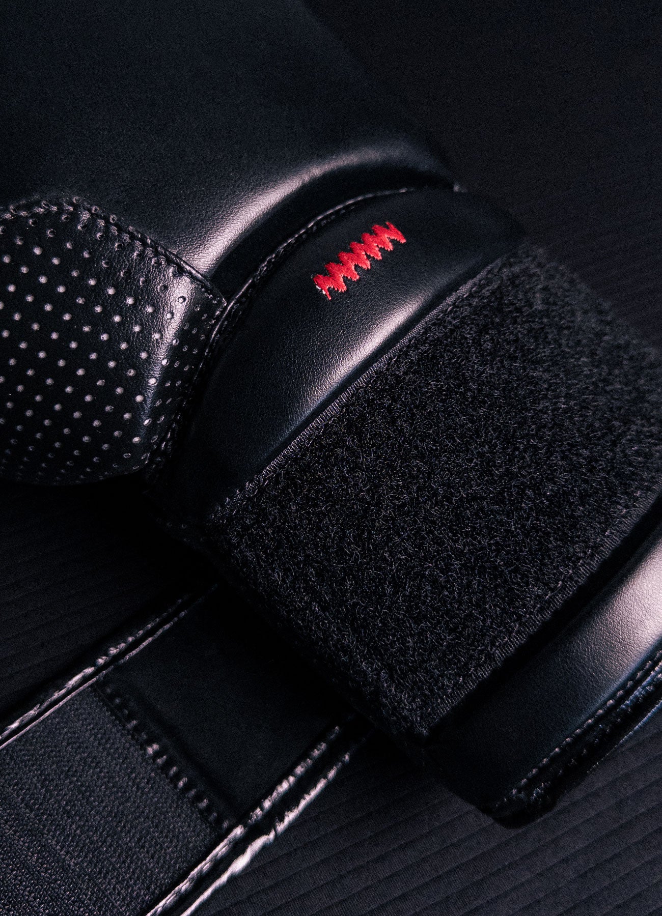 Boxhandschuhe Bar Tack "Striker" - Schwarz