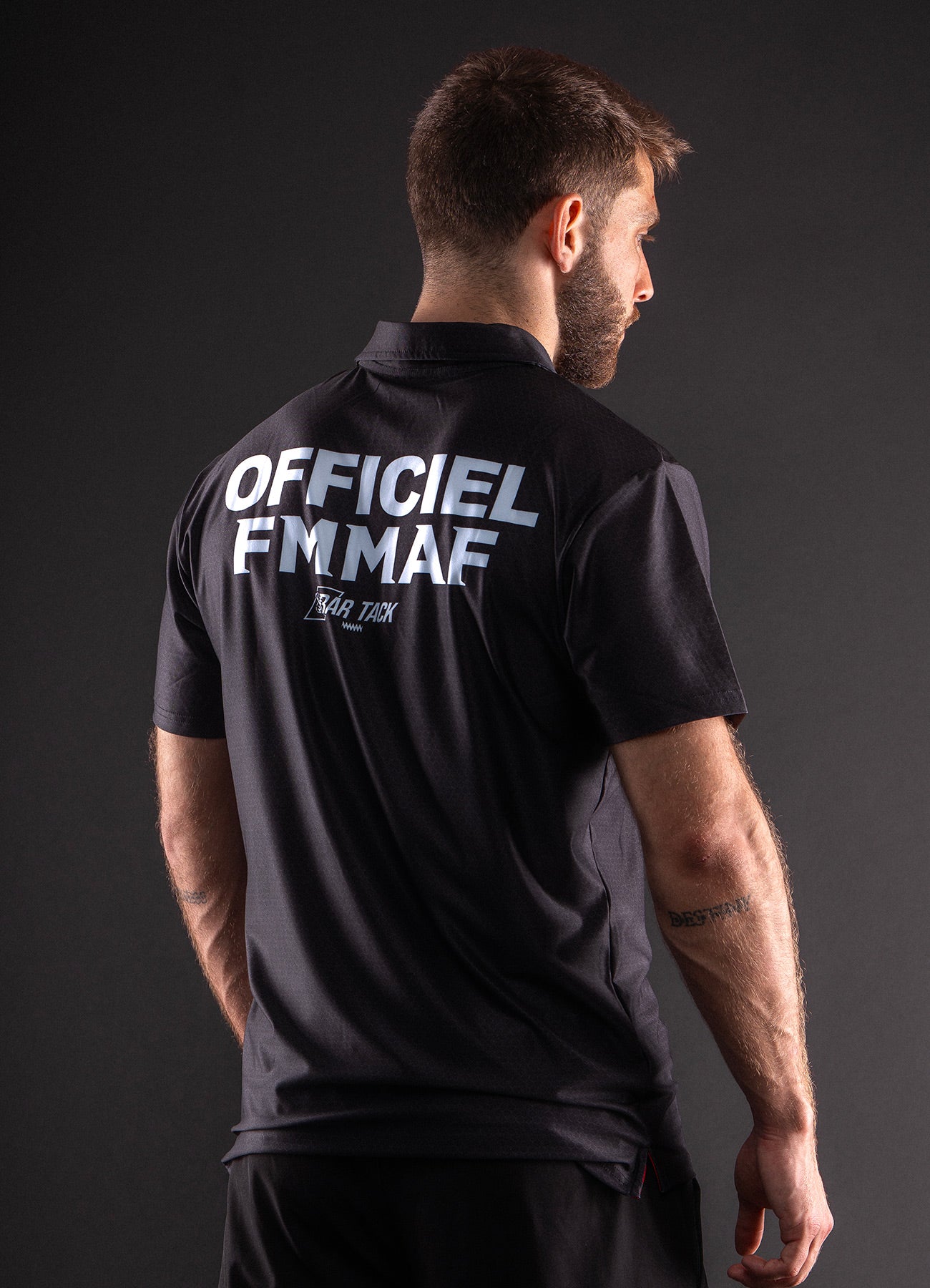 Polo DryMax™ Bar Tack x FMMAF „Offiziell“ – Schwarz