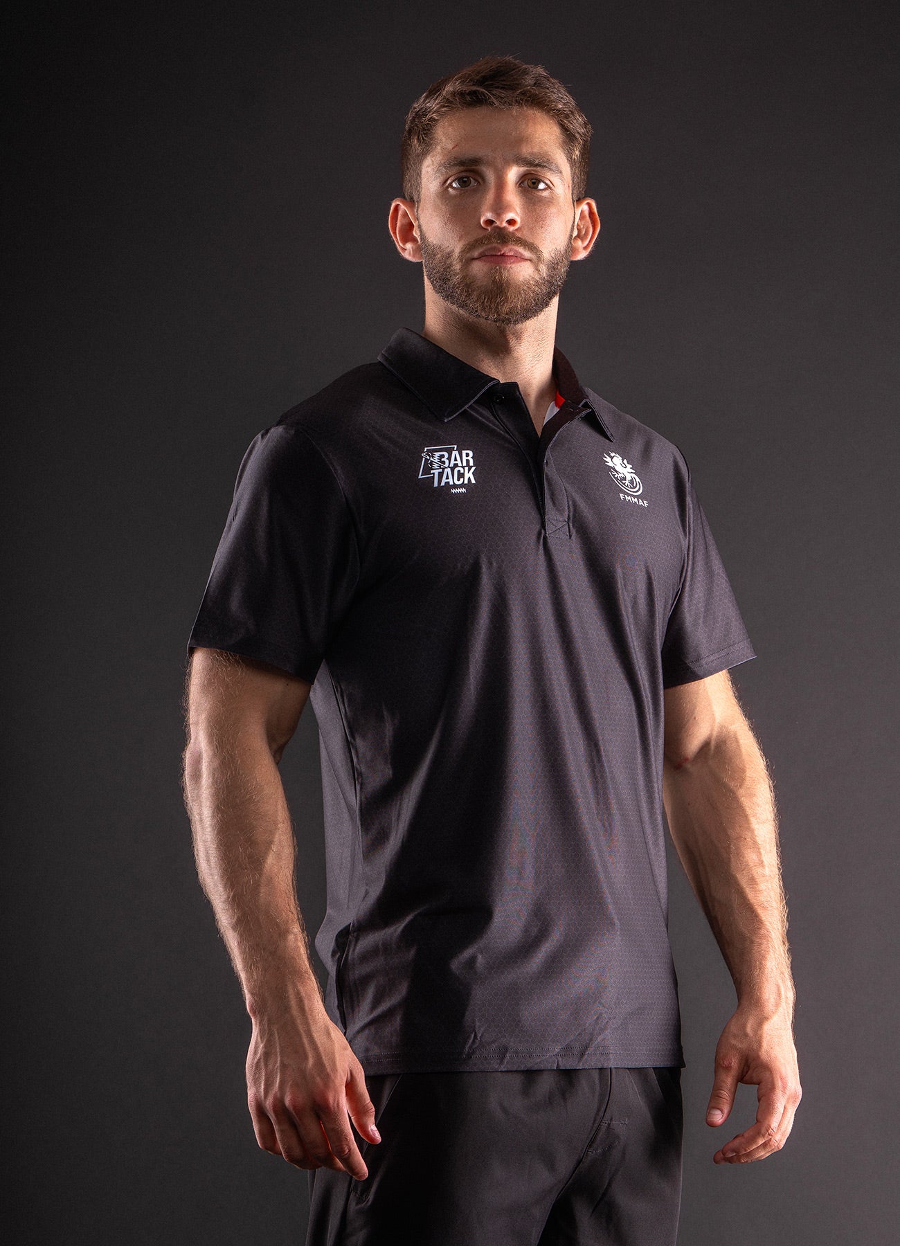 Polo DryMax™ Bar Tack x FMMAF „Offiziell“ – Schwarz