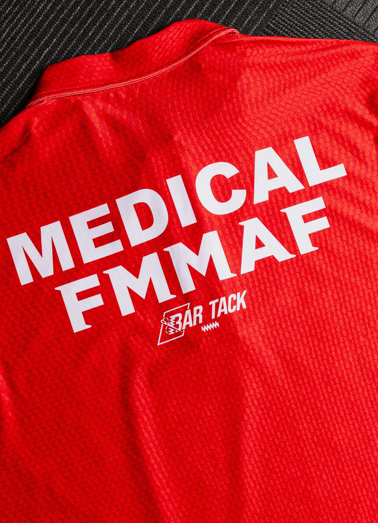 Polo DryMax™ Bar Tack x FMMAF "Medical" - Rot