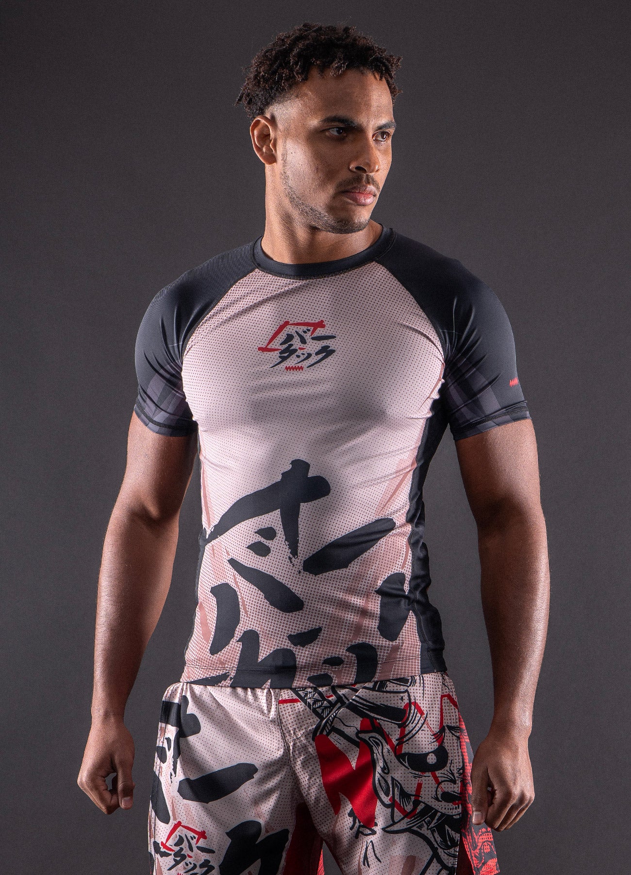 Kurzarm Rashguard Bar Tack "ONI 鬼“ – Sand