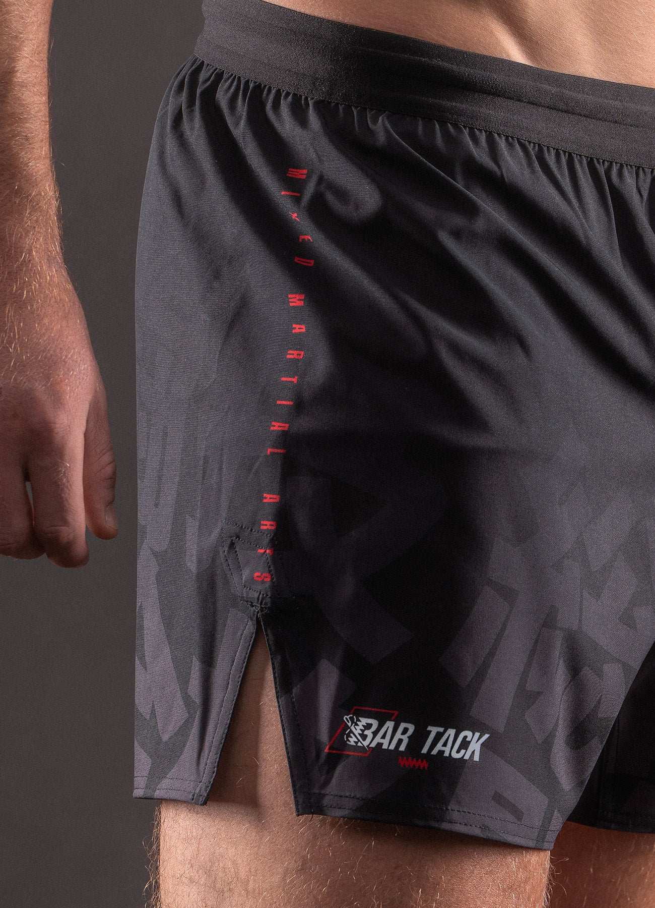 MMA-Short Bar Tack AeroLite™ "KUROGANE 黒鉄" - Schwarz
