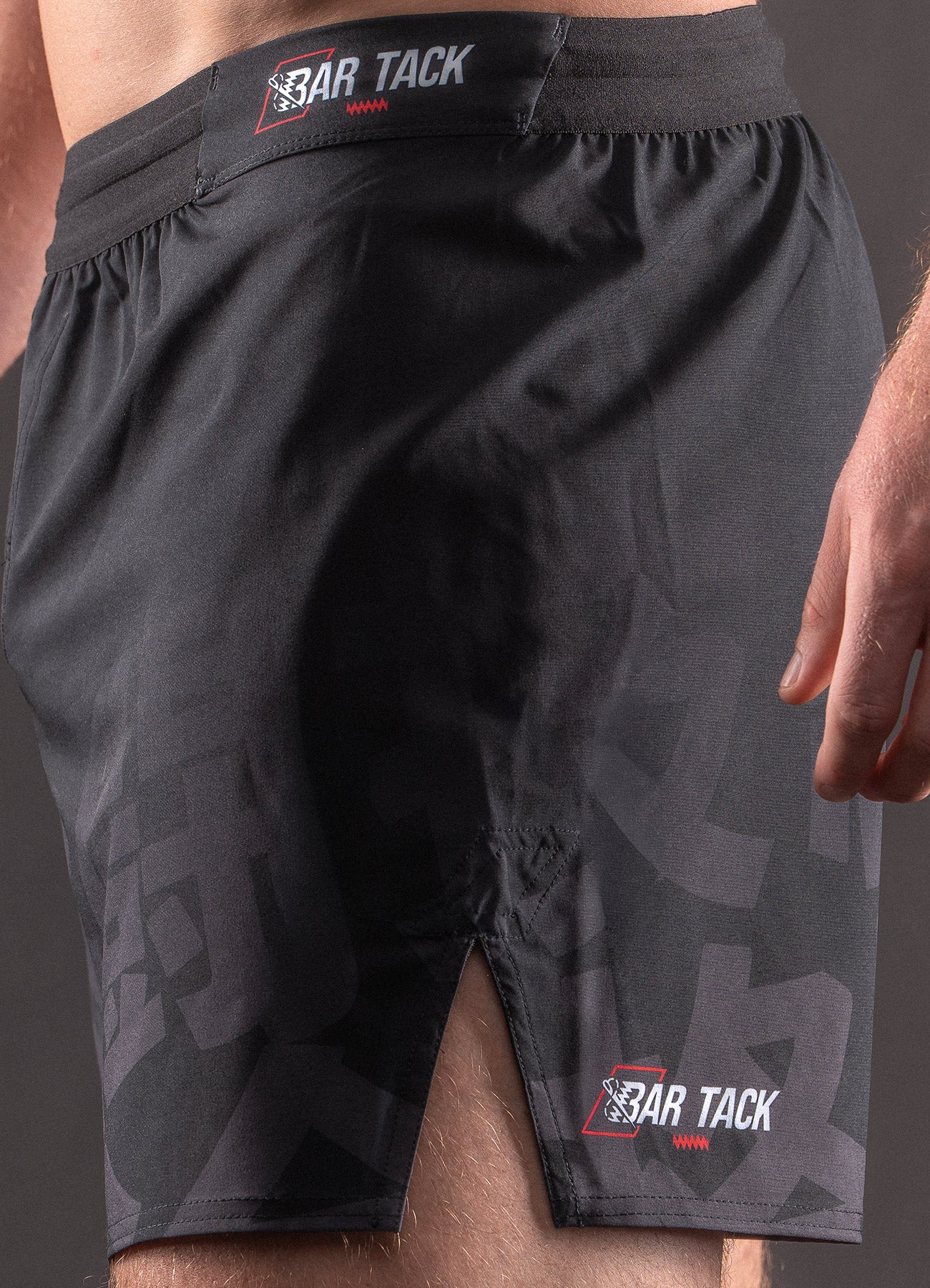 MMA-Short Bar Tack AeroLite™ "KUROGANE 黒鉄" - Schwarz