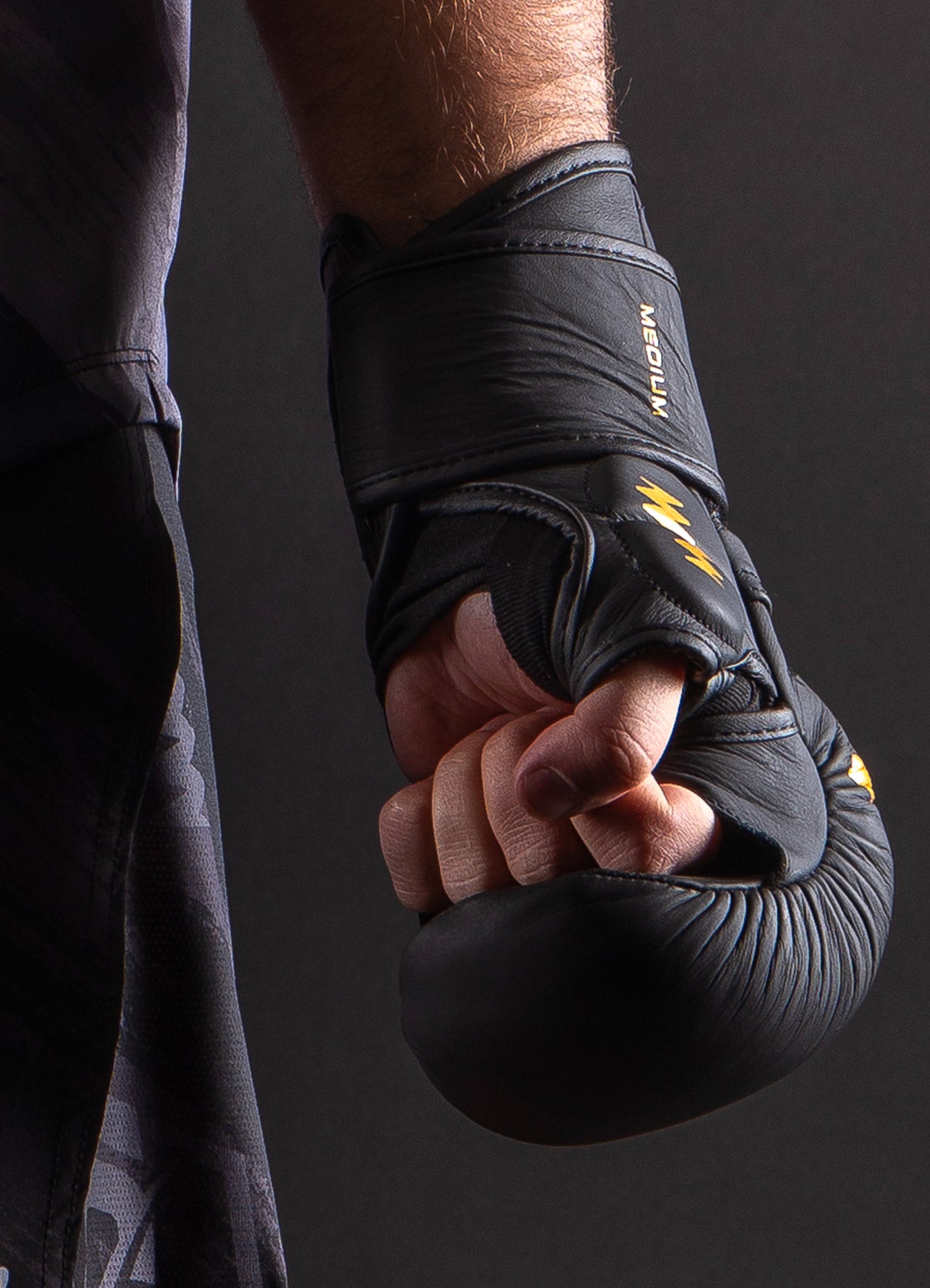 MMA Sparring Handschuhe Bar Tack Nova™ "Gravity" - Schwarz/Gold
