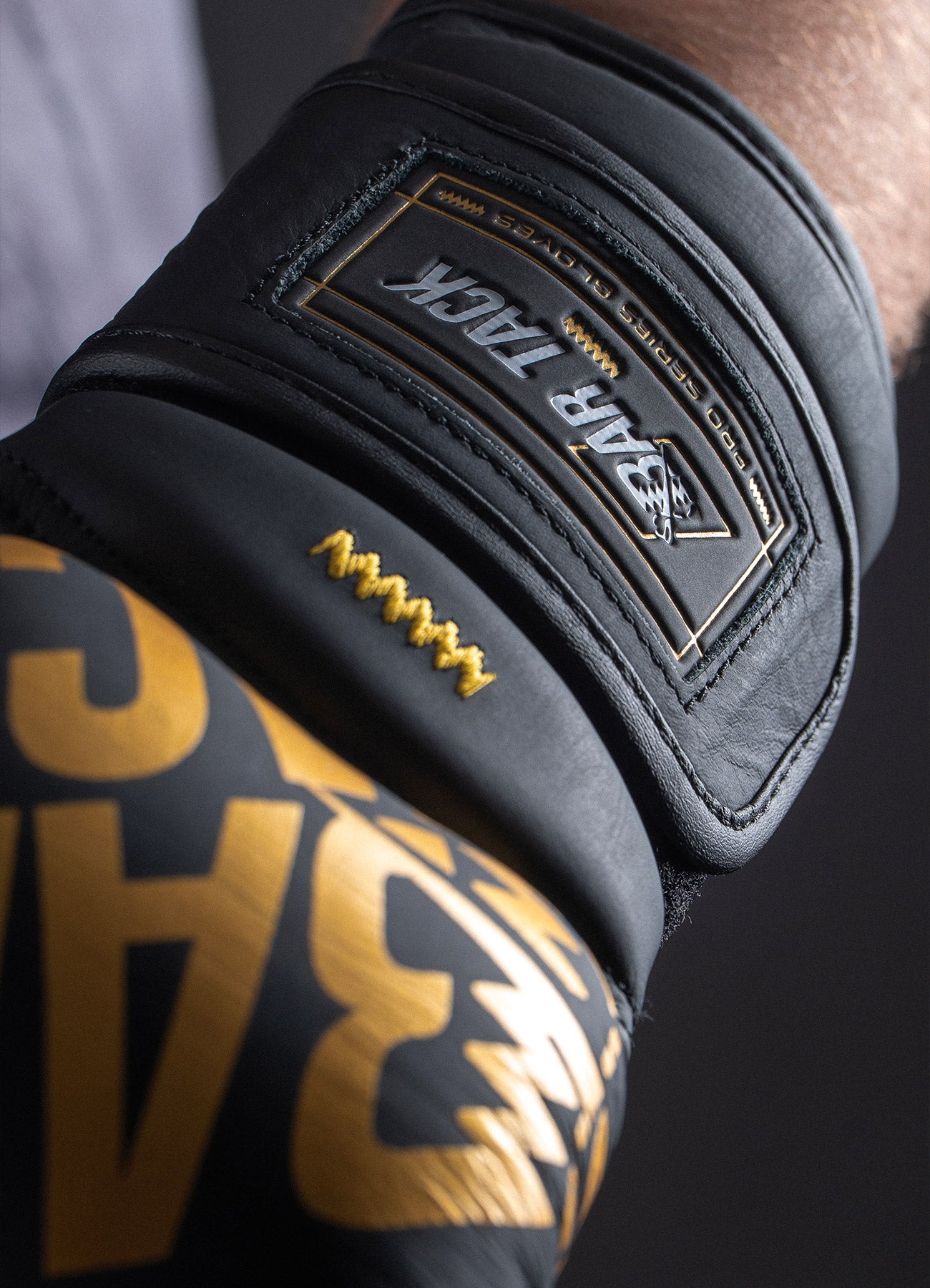 MMA Sparring Handschuhe Bar Tack Nova™ "Gravity" - Schwarz/Gold
