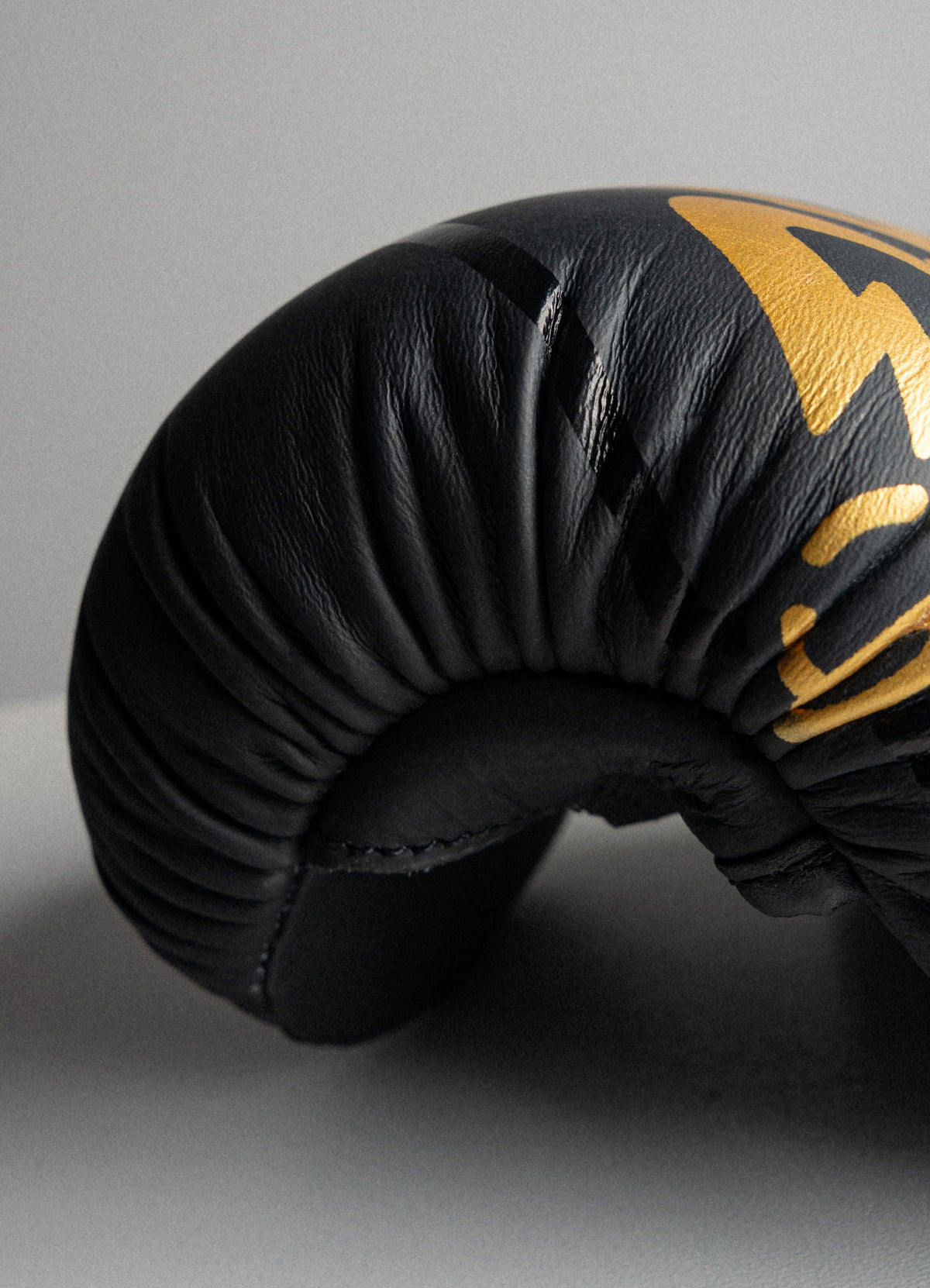 MMA Sparring Handschuhe Bar Tack Nova™ "Gravity" - Schwarz/Gold