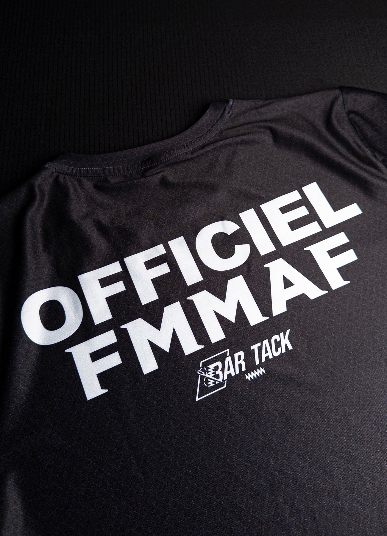 T-Shirt DryMax™ Bar Tack x FMMAF „Offiziell“ – Schwarz