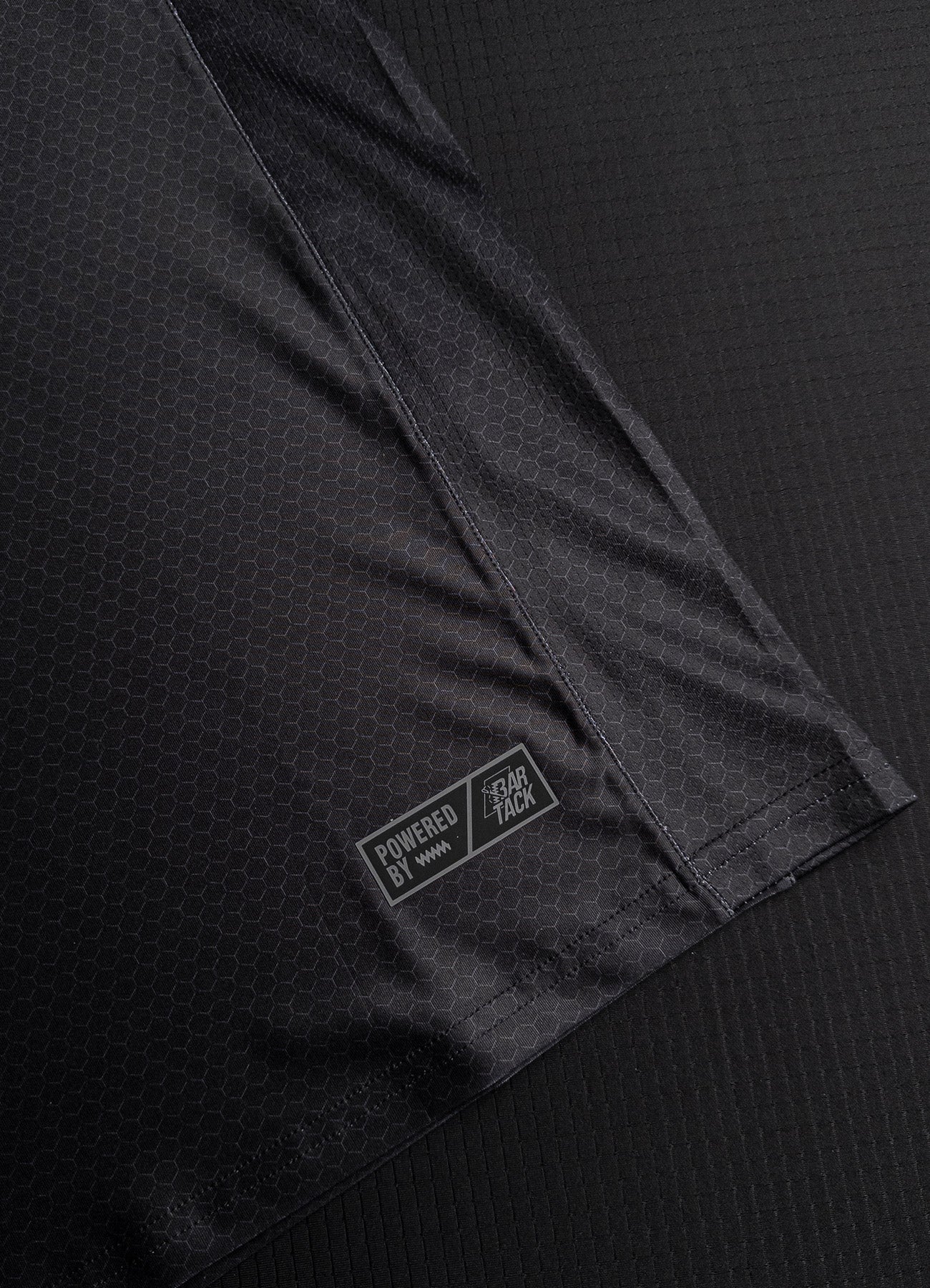 T-Shirt DryMax™ Bar Tack x FMMAF „Offiziell“ – Schwarz