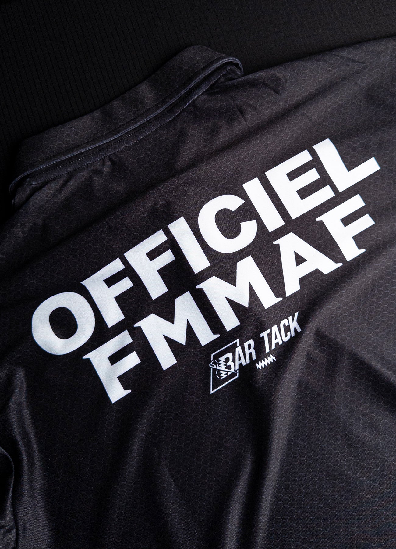 Polo DryMax™ Bar Tack x FMMAF „Offiziell“ – Schwarz